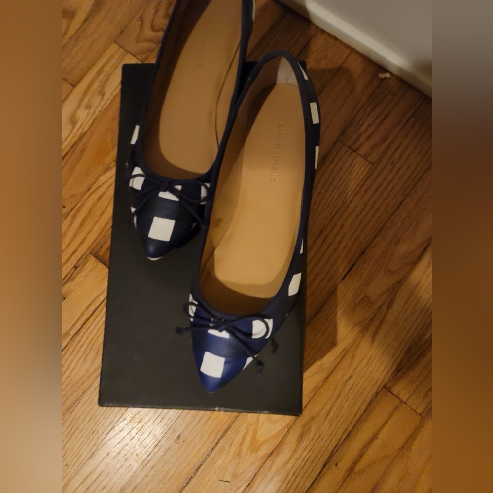 Women’s Banana republic, pointy toe flats.